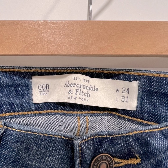 Low rise, Abercrombie distressed jeans - Picture 3 of 8